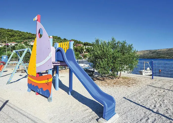 Three-bedroom With Sea View 07 *